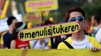 Mereka melakukan gerakan 'Ayo Menulis' dan mengajak anak Indonesia kembali menulis dengan tangan.