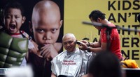 I Gusti Ngurah Askhara rela dipotong rambutnya sampai botak demi menggalang dana bagi penderita kanker.
