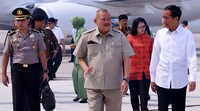 Presiden Jokowi disambut oleh Gubernur Sumatera Selatan Alex Noerdin saat tiba di Bandara Sultan Mahmud Badaruddin II, Palembang. Laily Rachev/Setpres/detikFoto.