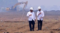 Presiden Jokowi didampingi Menteri Pekerjaan Umum dan Perumahan rakyat (PUPR) Basuki Hadimuljono meninjau pembangunan tol Trans Sumatera. Laily Rachev/Setpres/detikFoto.