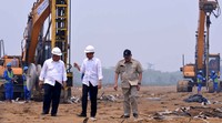Presiden Jokowi, Menteri Pekerjaan Umum dan Perumahan rakyat (PUPR) Basuki Hadimuljono, dan Gubernur Sumatera Selatan Alex Noerdin berjalan berkeliling lokasi pembangunan sambil berbincang. Laily Rachev/Setpres/detikFoto.