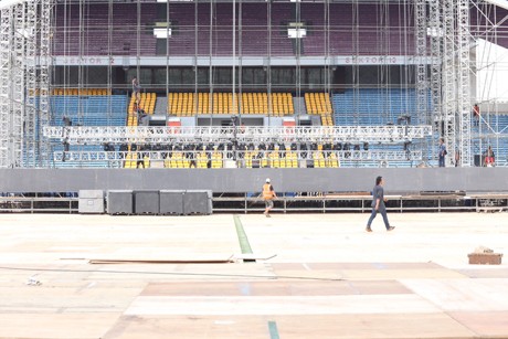 Rangka Panggung Konser Bon Jovi Sudah Berdiri Tegak di Stadion GBK