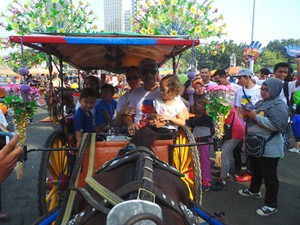 Olahraga Pagi dan Keliling Kota, Liburan Murah yang Menyenangkan Bagi Keluarga Mona Ratuliu