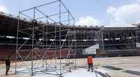 Rangka besi sepanjang 25 x 15 meter sudah berdiri tegak untuk menopang aksi panggung Bon Jovi.