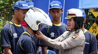 Pada kendaraan roda dua, peserta ditekankan untuk selalu menggunakan helm sebagai salah satu antisipasi terjadinya kecelakaan yang fatal di jalan raya.