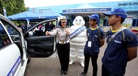 Kompol Endah Susilowati dari Dikyasa Polda Metro Jaya memberikan beberapa persiapan sebelum menjalankan kendaraan kepada peserta Michelin Driving School.