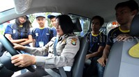 Pada kendaraan roda empat, peserta ditekankan untuk selalu menggunakan sabuk keselamatan sebelum.