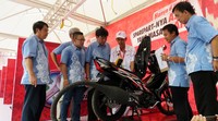 Direktur Pemasaran PT Astra Honda Motor Margono Tanuwijaya dan jajaran manajemen AHM serta diler motor Honda bertanya-tanya seputar perawatan mesin pada seorang peserta kontes.
