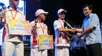 Direktur Pemasaran PT Astra Honda Motor Margono Tanuwijaya menyerahkan piala dan hadiah motor secara simbolis kepada pemenang.