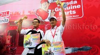 Ini dia mekanik Endro Setiaji dan Service Advisor Abdul Khalim. Pemenang kontes mekanik Honda tahun ini. Mekanik dan service advisor Honda yang menjadi pemenang dalam kontes ini masing-masing berhak mendapatkan Honda Sonic 150R, dan uang tunai senilai Rp 10 juta.