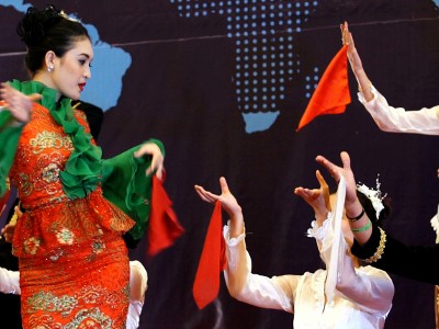 Tari Maengket Tutup AICIS 2015