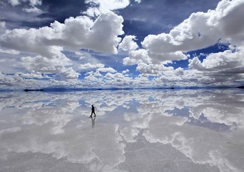 Cermin raksasa atau biasa disebut Salar De Uyuni terletak di Bolivia. (kredit foto: Walerian Walawski/boredpanda)