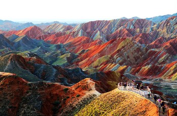 Ini bukan sebuah lukisan gambar, melainkan bukit dan tebing warna-warni bernama Zhangye Danxia terletak di Gansu, China. (kredit foto: boredpanda)