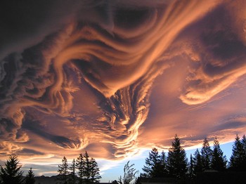 Tampak awan yang dramatis, fenomena awan tersebut dinamakan Undulatus Asperatus.  (kredit foto: Wittap/boredpanda)