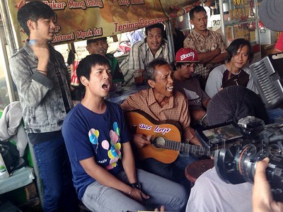 dMasiv Ngamen di Terminal Bus Depok