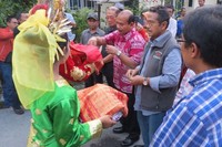 Ada mantan Menteri Perencanaan Pembangunan Nasional (PPN)/Bappenas Adrinof Chaniago dan mantan Menteri Tenaga Kerja Fahmi Idris. Mereka pun disambut dengan tarian selamat datang (Fitraya/detikTravel)