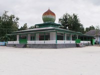 Di depan Galampa, ada masjid Desa Wabula. Masjidnya bersih dan nyaman untuk ibadah (Kurnia/detikTravel)