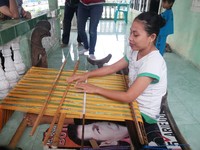 Desa Wabula juga menjadi salah satu pusat tenun di Buton. Hampir semua wanita di sini bisa menenun dengan baik (Kurnia/detikTravel)
