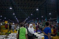 Ditata di dalam ruangan semi outdoor, traveler dapat menjumpai para pedagang ikan yang berbaris rapi di setiap sisinya. Masing-masing penjual menawarkan ikan yang berbeda secara bentuk dan harga (Randy/detikTravel)