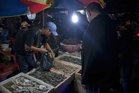 Pasar ikan juga memanjang hingga di pinggir pasar dan jalan utama. Kelihatannya para pedagang di bagian luar adalah mereka yang tidak mendapat tempat di dalam pasar (Randy/detikTravel)