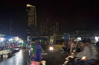 Suasana pasar yang cukup kontras dengan pemandangan apartemen di seberangnya. Inilah salah satu potret kehidupan Jakarta (Randy/detikTravel)