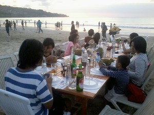 Wisata Kuliner Sambil Berburu Sunset, Jimbaran Tempatnya!