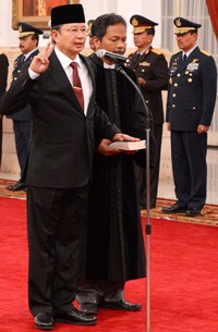 Willem Rampangilei disumpah. Laily/Setpres/detikFoto.