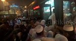Jemaah Haji Indonesia Antre Bus