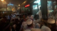 Penumpukan jemaah ini mulai terjadi usai salat Isya di Masjidil Haram sekitar pukul 20.30 waktu setempat. Hingga pukul 21.38, Minggu (6/9/2015), jemaah masih terlihat menunggu.