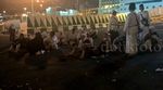 Jemaah Haji Indonesia Antre Bus