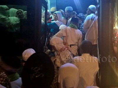 Jemaah Haji Indonesia Antre Bus