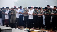 Sejak pagi, umat muslim memadati halaman Masjid Agung Annur Pemprov Riau, di ruang Jl Hangtuah, Pekanbaru, Senin (7/9/2015). Mereka berdoa agar kebakaran hutan bisa dipadamkan. Pool/Pemprov Riau.