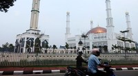 Pengendara motor melintas di depan Masjid Raya Mujahidin, Pontianak.