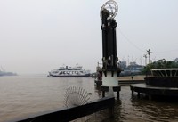 Kabut asap terlihat di tepi sungai Kapuas, dekat alun-alun Kota Pontianak.