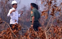 Jokowi didampingi oleh Kapolri Jenderal Badrodin Haiti dan Panglima TNI Jenderal Gatot Nurmantyo. Pool/Setpres.