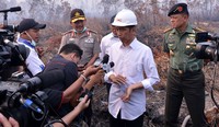 Jokowi menjelaskan, saat ini sudah terjadi penurunan titik api yang semula 321 kini menjadi 129. Semula kawasan yang terbakar seluas 8.000 ha, kini berkurang 1.000 ha. Namun menurutnya hal itu tetaplah mengganggu. Pool/Setpres.