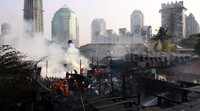 Petugas pemadam kebakaran berhasil memadamkan api. Namun asap masih terlihat mengepul.