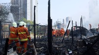 Puluhan lapak pemulung itu hangus terbakar.