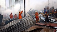 Api telah padam, namun asap masih mengepul di lokasi kebakaran.