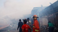 Asap mengepul dari lokasi kebakaran.