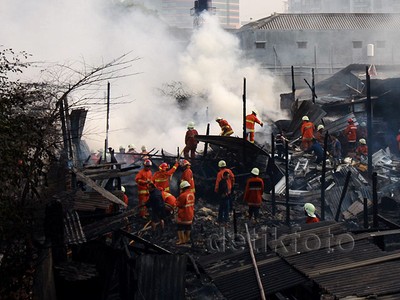 Lapak Pemulung di Semanggi Terbakar