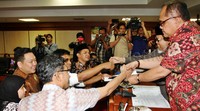 PDIP cs menyerahkan sejumlah barang bukti kepada Majelis Kehormatan Dewan (MKD). Poo/Lamhot Aritonang/detikFoto.