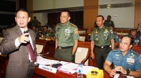 Ketua Komisi I Mahfudz Sidiq berbincang dengan Jenderal Gatot sebelum rapat. Pool/Lamhot Aritonang/detikFoto.