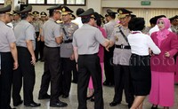 Komjen Anang Iskandar didampingi istri menerima ucapan selamat dari para kolega dan bawahannya.