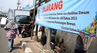 Berdasarkan Instruksi Gubernur DKI Jakarta No. 168 Tahun 2015 tentang Pengendalian, Penampungan, dan Pemotongan Hewan, dilarang berjualan hewan kurban pada jalur hijau, taman kota, trotoar dan fasilitas umum.