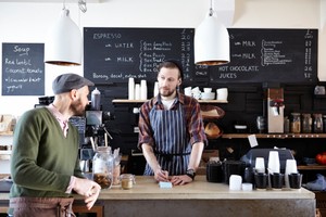 Minum Kopi di Bar Ini Harus Bayar Biaya Service Lebih Mahal dari Kopinya