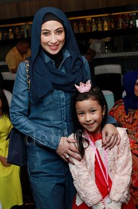 Annisa Trihapsari dan Aqueeni Aziz Djorghi. Pool/Gus Mun/detikFoto.
