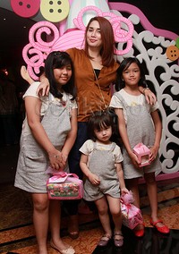 Ussy Sulistiawaty dan tiga anak perempuannya, Syafa Al Zahra, Nur Amalia Putri dan Shakeela Eleanor Ameera. Pool/Gus Mun/detikFoto.