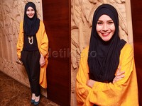 Zaskia Adya Mecca tampil simple tapi tetap stylish. Pool/Gus Mun/detikFoto.
