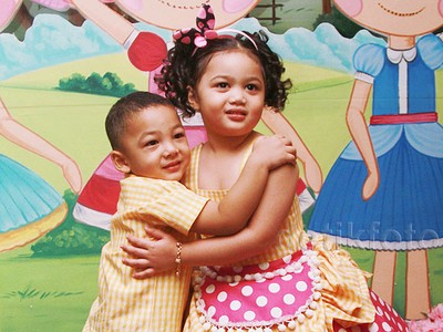 So Cute! Si Imut Amora dan Kellen Lemos Berpelukan